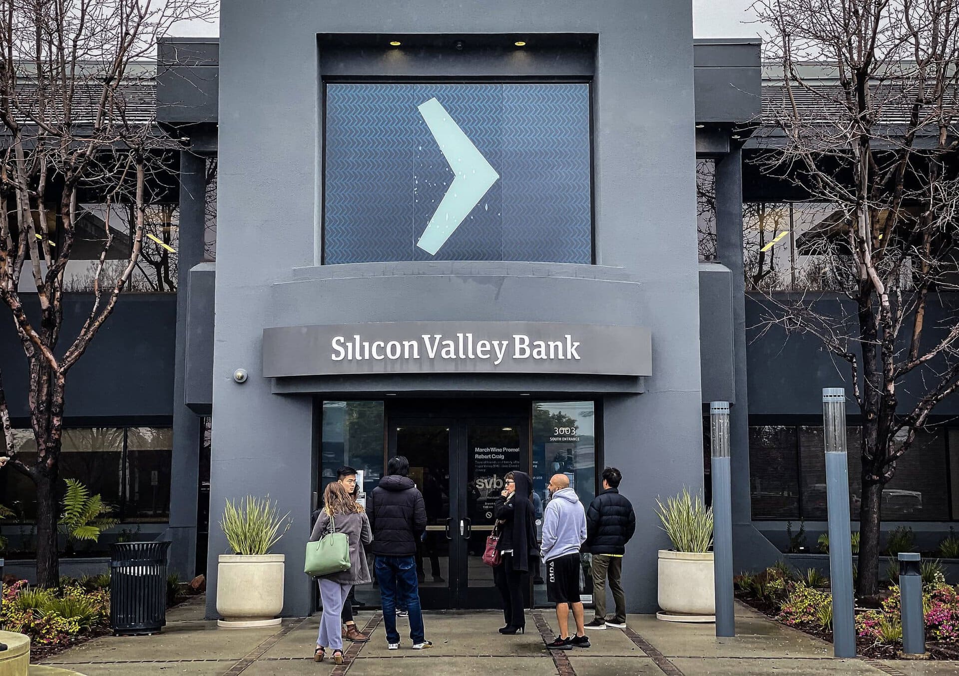 image: silicon valley bank shut down by regulators